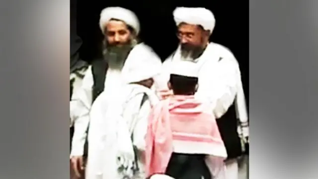 Imagen de Akhundzada junto a otro miembro de los talibanes