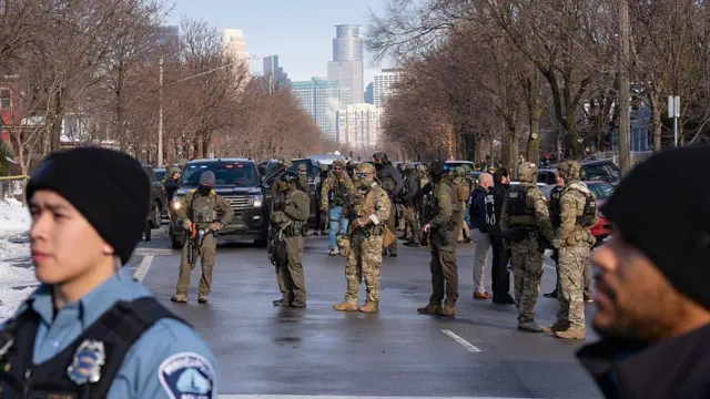 Agentes federales, incluidos de ICE y la Patrulla Fronteriza de EE. UU., y oficiales de la Policía de Mineápolis se mantienen armados a lo largo de Portland Ave. cerca del lugar donde una murió a tiros a manos de un agente Mineápolis, Minesota, el miércoles 7 de enero de 2026. (Foto de Alex Kormann/The Minnesota Star Tribune vía Getty Images)