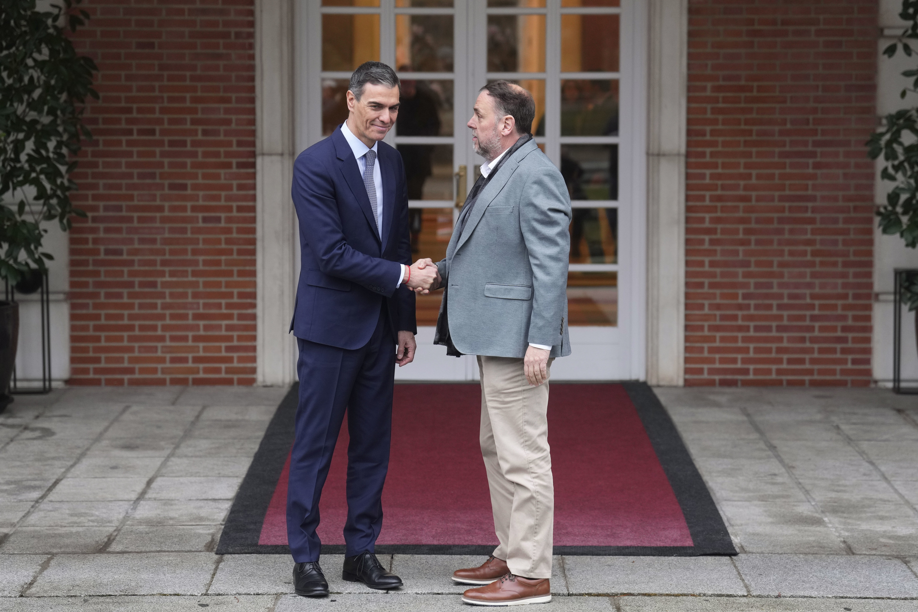 El presidente del Gobierno, Pedro Sánchez, recibe al líder de ERC, Oriol Junqueras, en Moncloa.