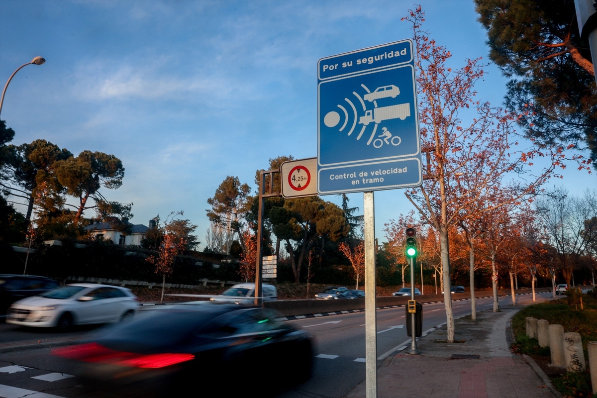 Varios coches pasan junto a