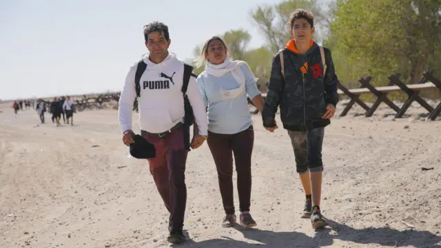 Migrantes solicitantes de asilo de Colombia, Cuba y Venezuela llegan a territorio estadounidense, tras cruzar el río Colorado desde México, el 21 de febrero de 2022 en Yuma, Arizona, Estados Unidos.