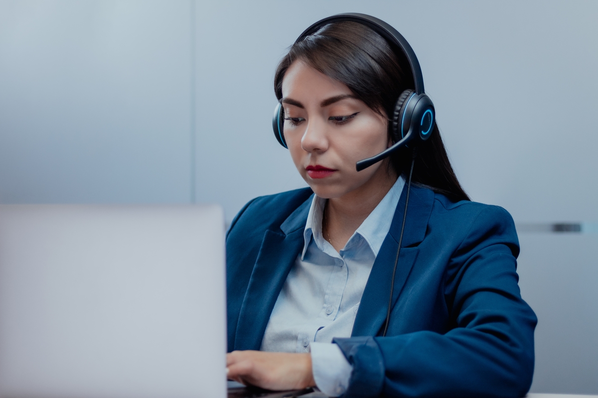Teleoperadora trabajando. (Adobe Stock)