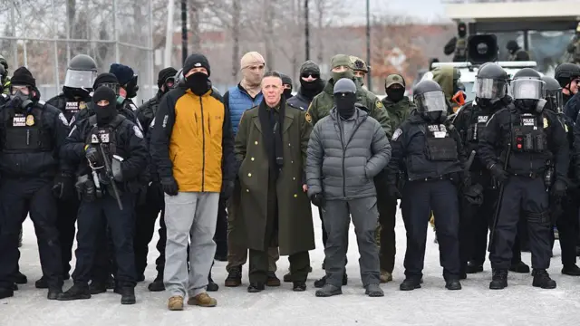 El comandante de la Oficina de Aduanas y Protección Fronteriza de EE. UU., Gregory Bovino (C), se encuentra flanqueado por otros agentes federales durante una protesta contra ICE frente al Edificio Federal Bishop Whipple en Minneapolis, Minnesota, el 15 de enero de 2026. (Foto de Octavio JONES / AFP vía Getty Images)