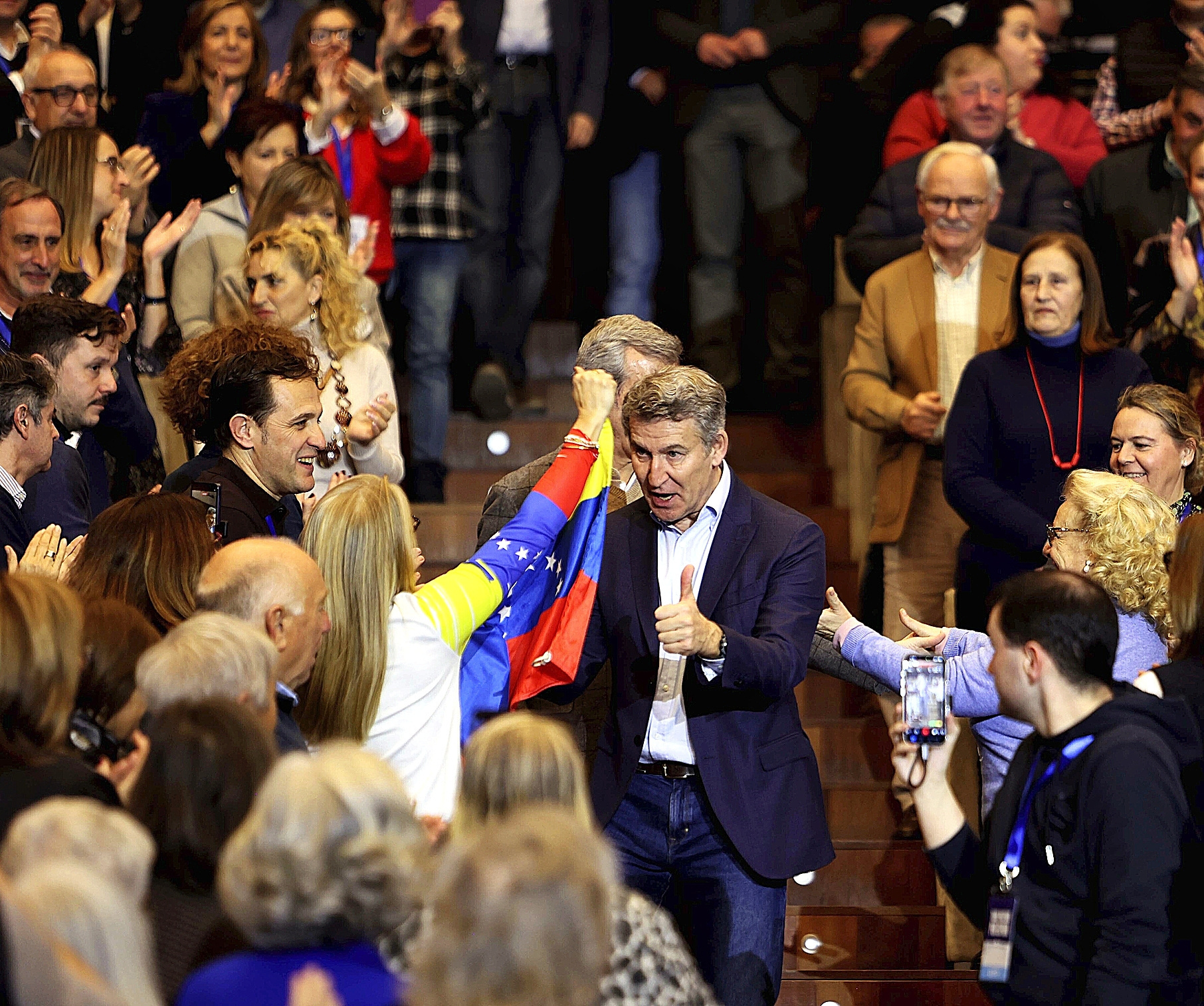 El presidente del Partido Popular, Alberto Núñez Feijóo, saluda a una simpatizante .