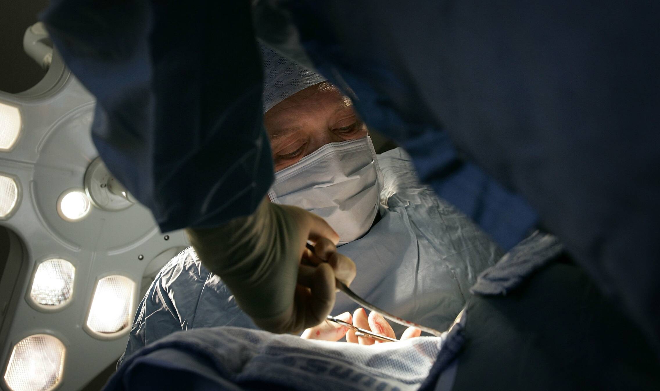 Foto: Médicos realizando un trasplante. (Getty)
