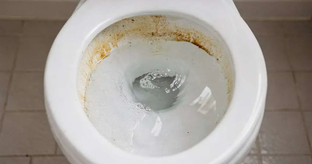 Cómo eliminar para siempre las manchas del inodoro: el truco que nadie te cuenta