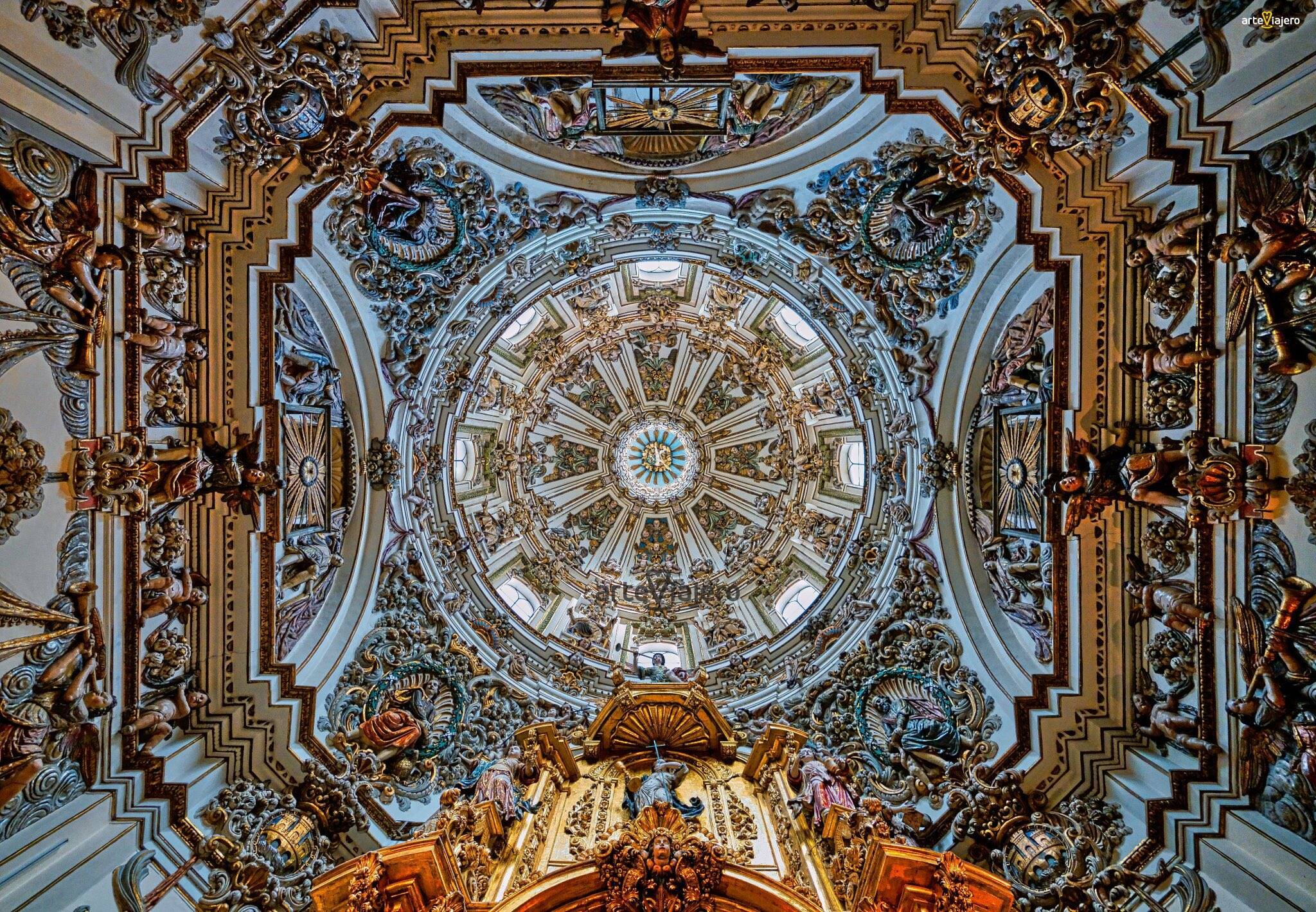 Foto: Vista de la cúpula de este monumento de Navarra, que destaca por la profusión de relieves barrocos y riqueza cromática. (Extraída de X)
