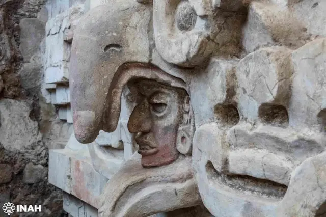 Un búho labrado en piedra con la figura de un hombre debajo de su pico en la Tumba 10 de Huitzo