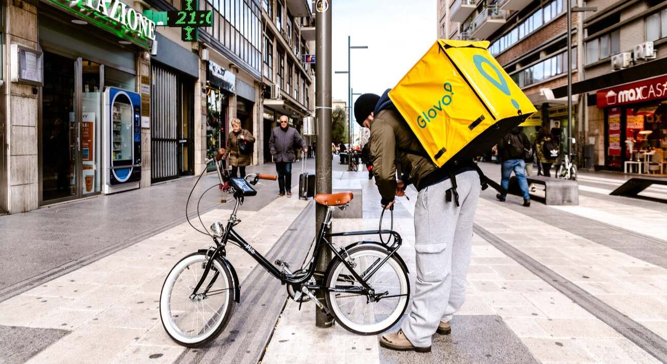 Pillan a un repartidor usando fotos con IA para fingir que entregaba pedidos: le cierran la cuenta