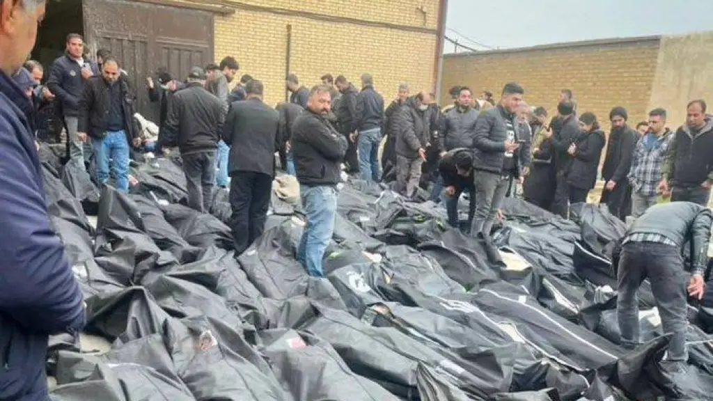 Cuerpos de manifestantes iraníes amontonados en una morgue improvisada.