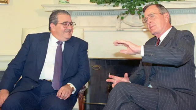 Guillermo Endara y George Bush conversan en en la Oficina Oval en Washington el 30 de abril de 1990