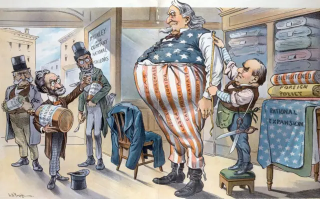 Viñeta publicada en la prensa de la época en que se ve a un sastre tomando las medidas de un hombre alto y gordo que viste con los colores de la bandera de Estados Unidos. Otros tres hombres entran en la estancia con grandes frascos y cucharas. En uno de ellos se lee en una etiqueta "política antiexpansionista".