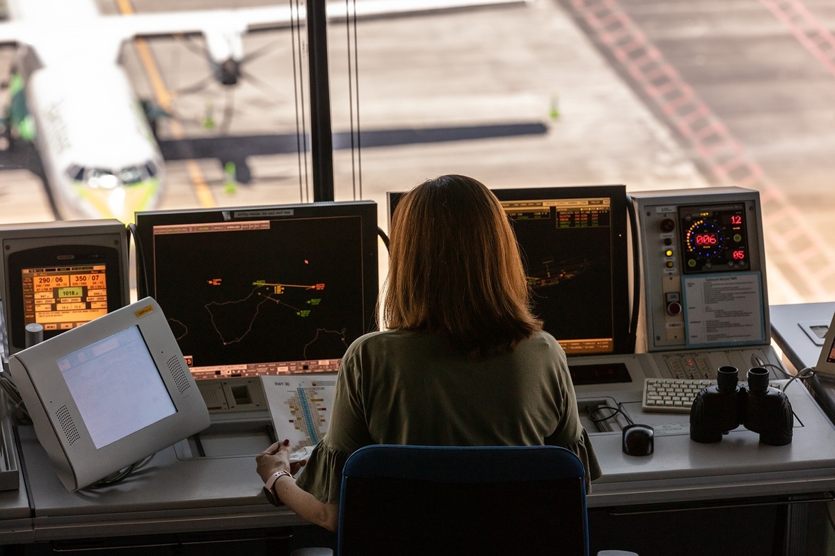 Controladora aérea trabajando en una