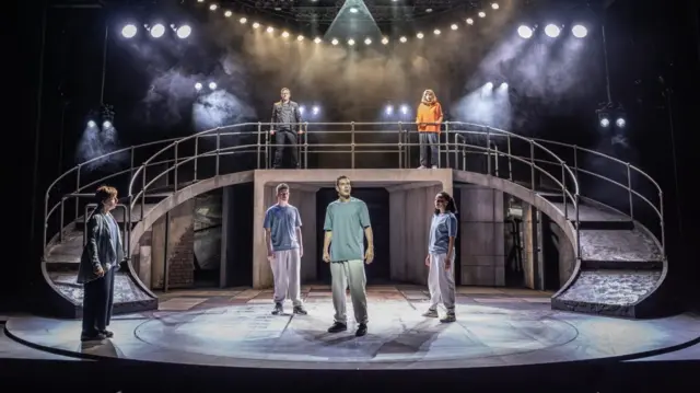 Una escena de la obra "Punch", en la que se ve a cinco personajes sobre el escenario.