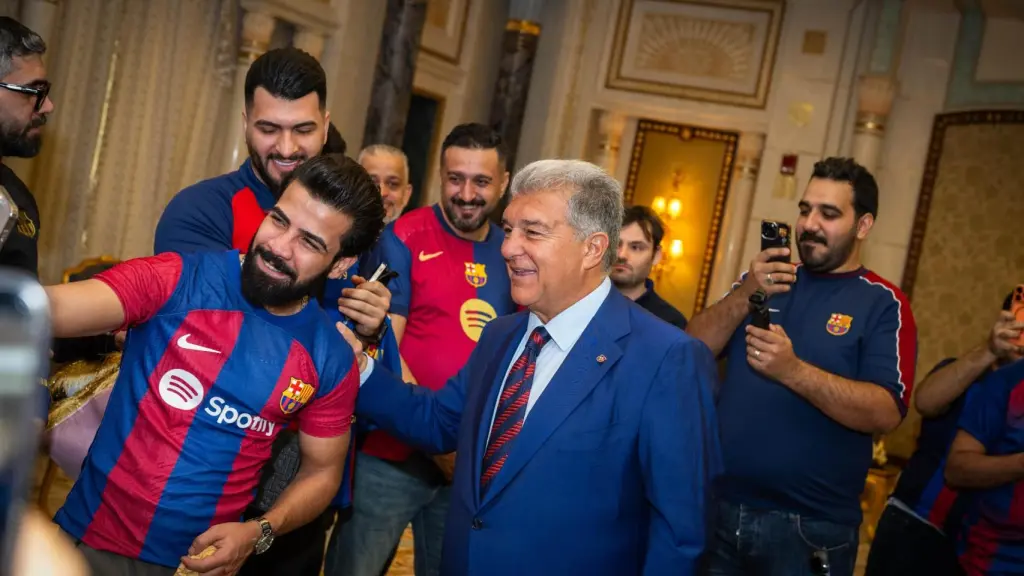 Laporta recibe en el hotel de concentración a representantes de peñas barcelonistas.