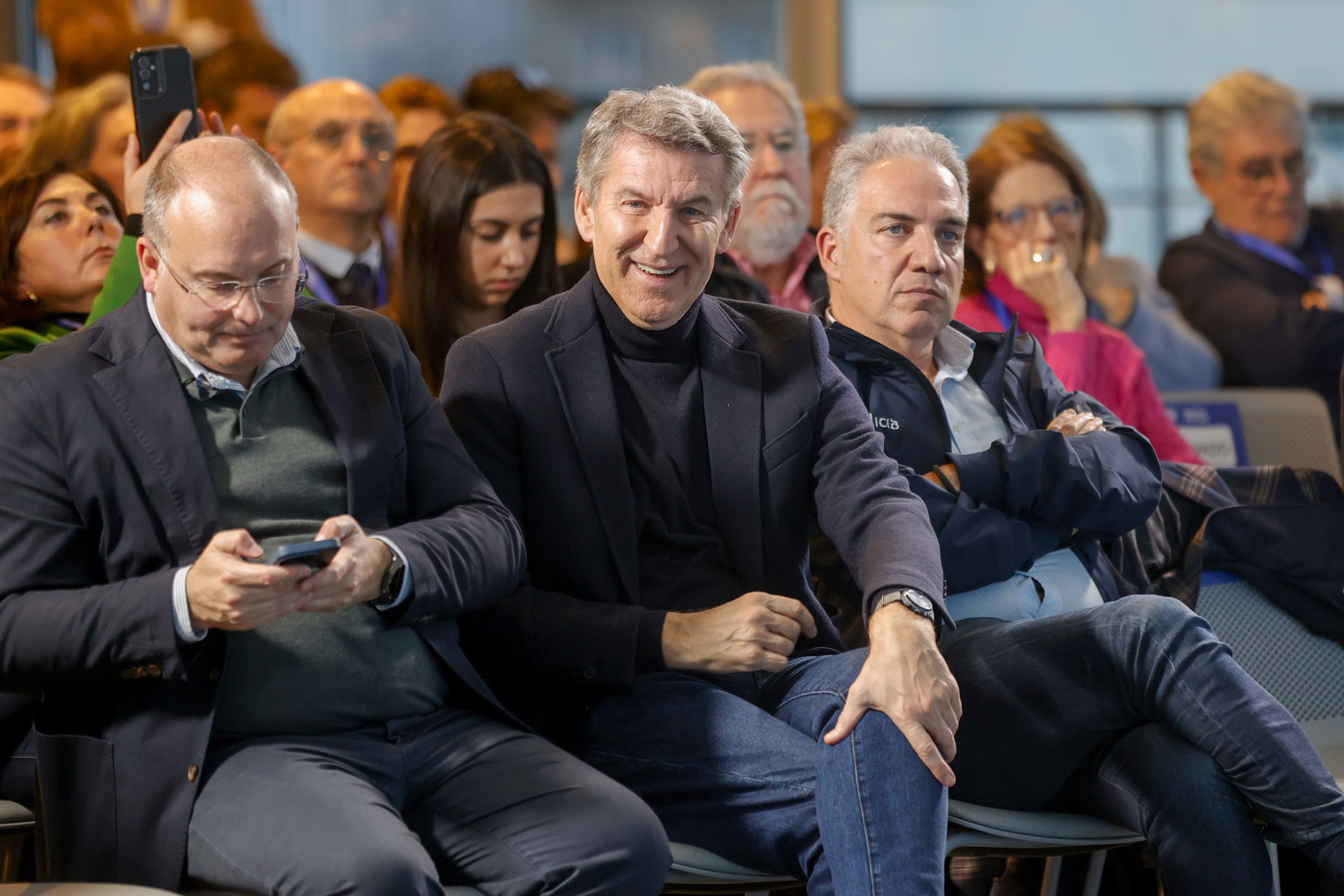 Feijóo, con Tellado y Bendodo, en la Interparlamentaria del PP celebrada en La Coruña.
