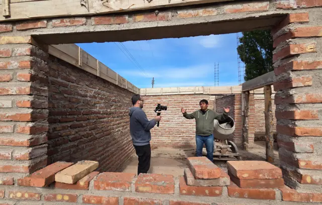 Hombre siendo entrevistado dentro de una casa