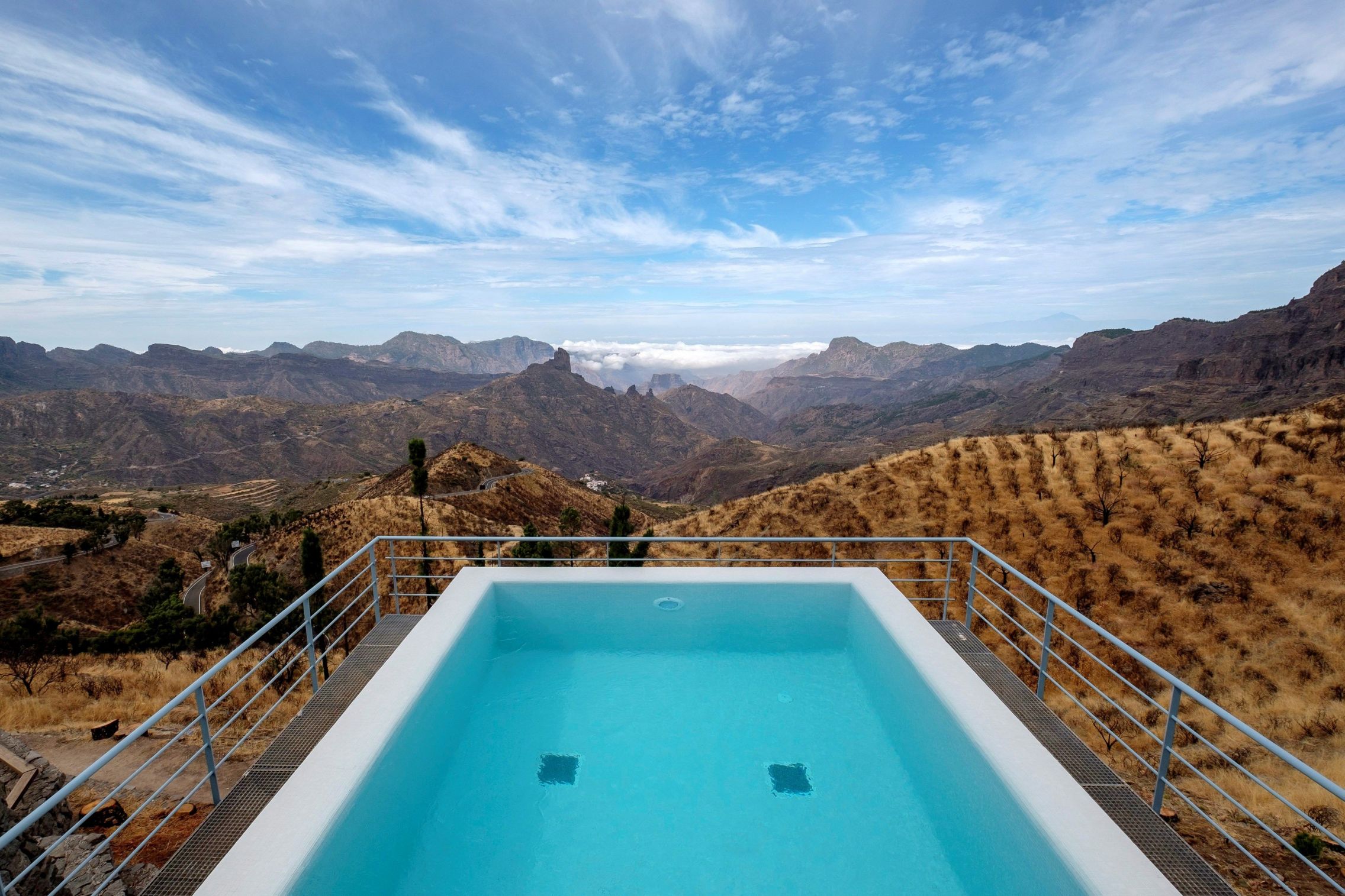 Foto: Vista de la cumbre de Gran Canaria con el Teide al fondo, desde la piscina del spa de este parador de Las Palmas. (EFE)