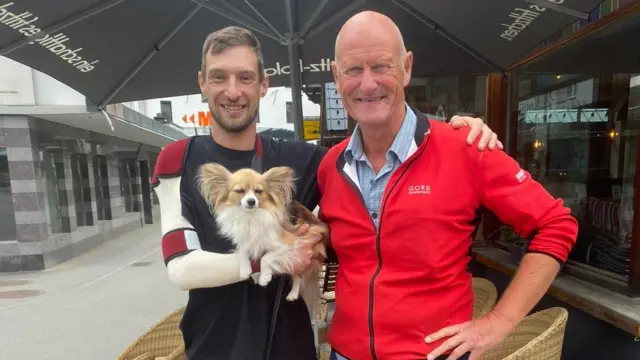 Jan con el hombro dislocado ya en tratamiento con su perro Philip y Ralf, el hombre que contestó al walki-talki y avisó a los servicios de rescate.