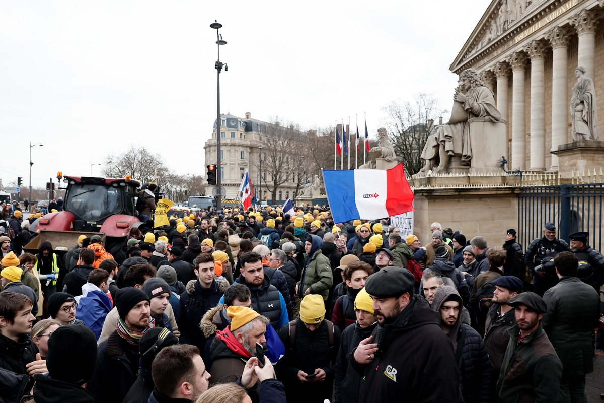 Agricultores franceses protestan frente a