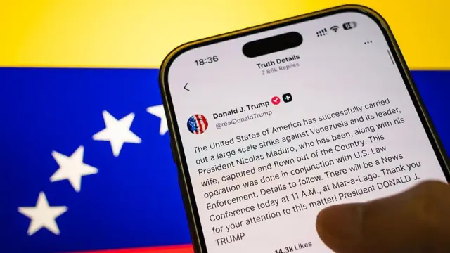 En esta ilustración fotográfica, un teléfono inteligente muestra una publicación de Truth Social del presidente estadounidense Donald Trump en la que afirma que el presidente venezolano Nicolás Maduro y su esposa Cilia Flores fueron capturados y sacados de Venezuela.