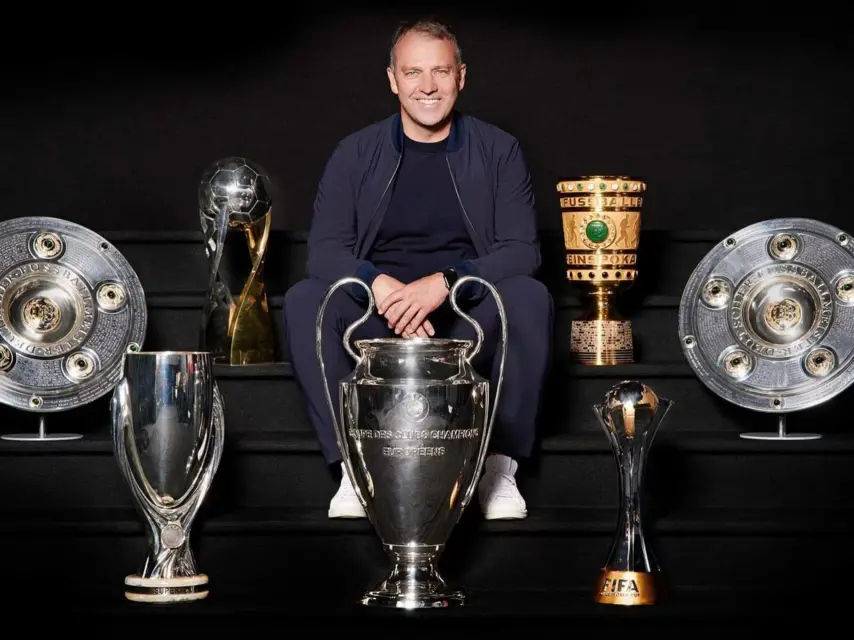 Hansi Flick posa con todos los títulos que ganó en el Bayern Múnich.