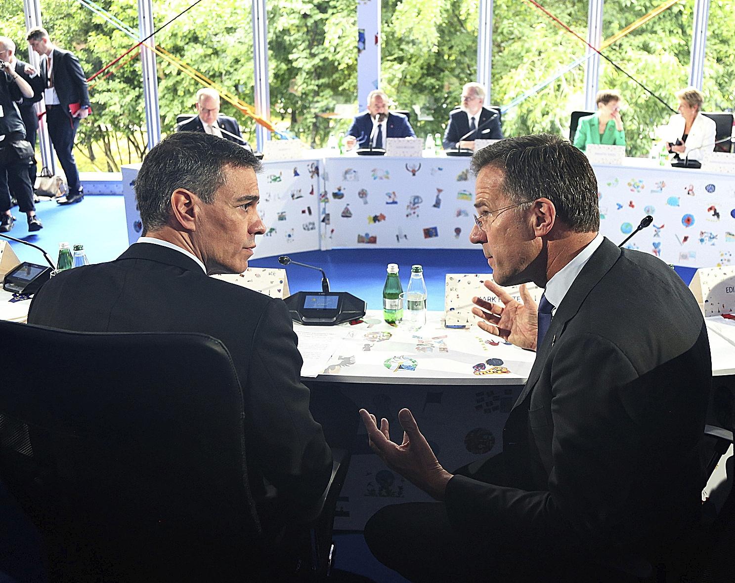 El secretario general de la OTAN, Mark Rutte,, con Pedro Sánchez, en Bruselas que no comenta «conversaciones» entre aliados. «Ahora no es el momento de crear barreras entre nosotros», dijo.