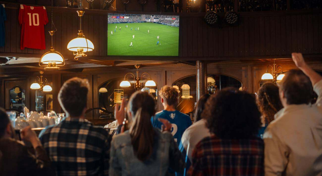 LaLiga sale a la caza de los bares que emiten el fútbol en pirata: ofrecen 50 euros a los "chivatos" que denuncien