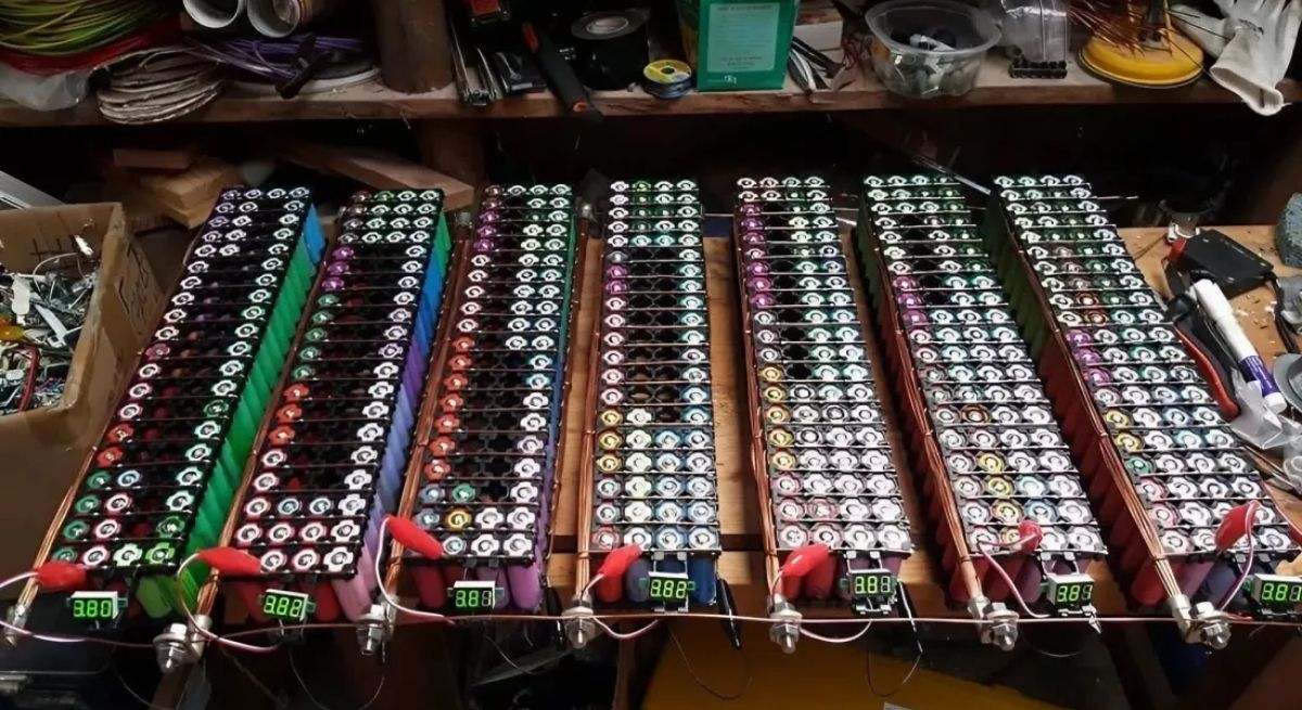 En 2016 comenzó a coleccionar baterías de ordenadores portátiles: hoy suministra la energía de toda su casa sin pagar un euro