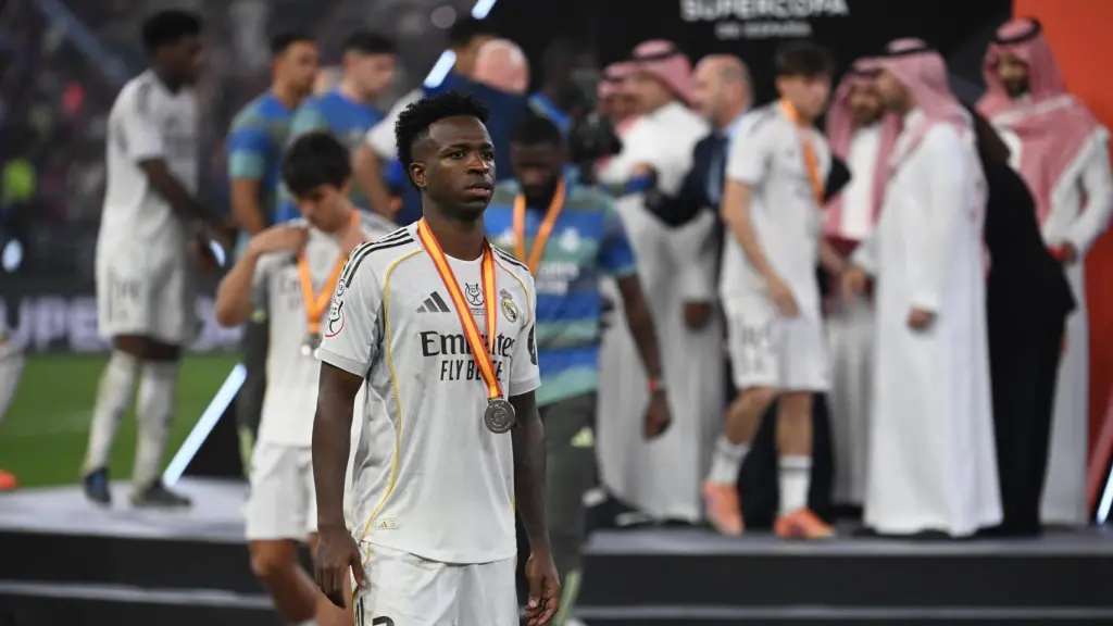 Vinicius, con su medalla de subcampeón de la Supercopa de España 2026
