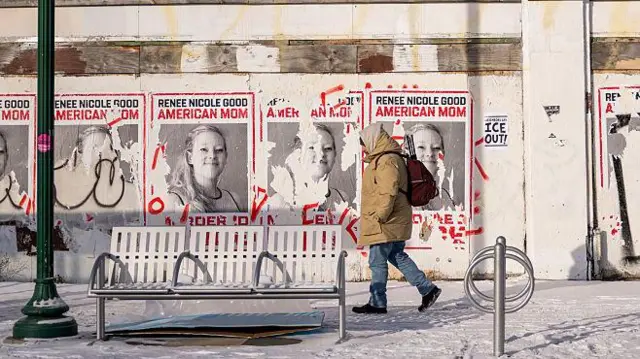 Una persona pasa frente a una parada de autobús donde se colocaron carteles en honor a Renee Good el 19 de enero de 2026 en Minneapolis, Minnesota. Las protestas y manifestaciones continúan en Minneapolis y St. Paul después de que un agente de ICE disparara fatalmente a Good en su automóvil durante un incidente en el sur de Minneapolis el 7 de enero. (Foto de Brandon Bell/Getty Images)