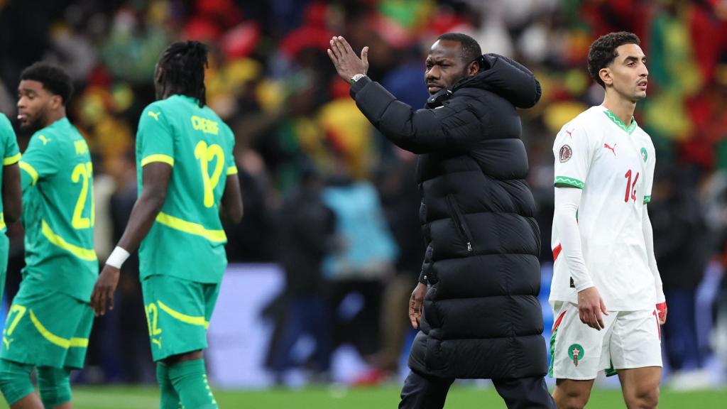 Pape Thiaw, seleccionador de Senegal, pidiendo a sus jugadores abandonar el campo en la final de la Copa África