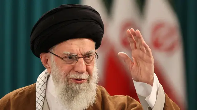 El líder supremo de Irán, el ayatolá Alí Jamenei, saluda a sus partidarios durante una conferencia de prensa tras emitir su voto para la segunda vuelta de las elecciones parlamentarias en Teherán el 10 de mayo de 2024.