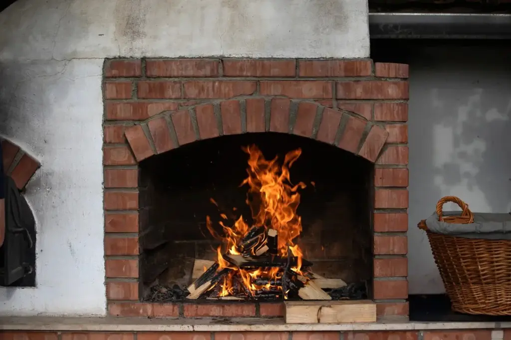 El calor acogedor de tu chimenea: el encanto inocente que en secreto arruina tu salud