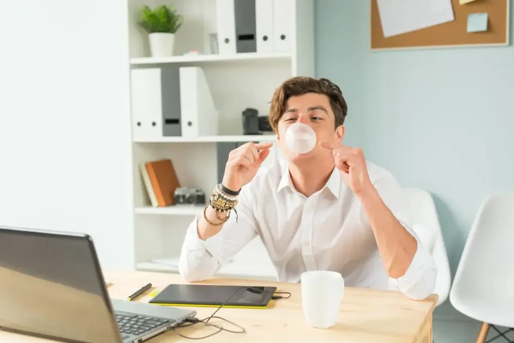 El chicle en la oficina: tu hábito secreto que te cuesta 5 minutos de reputación