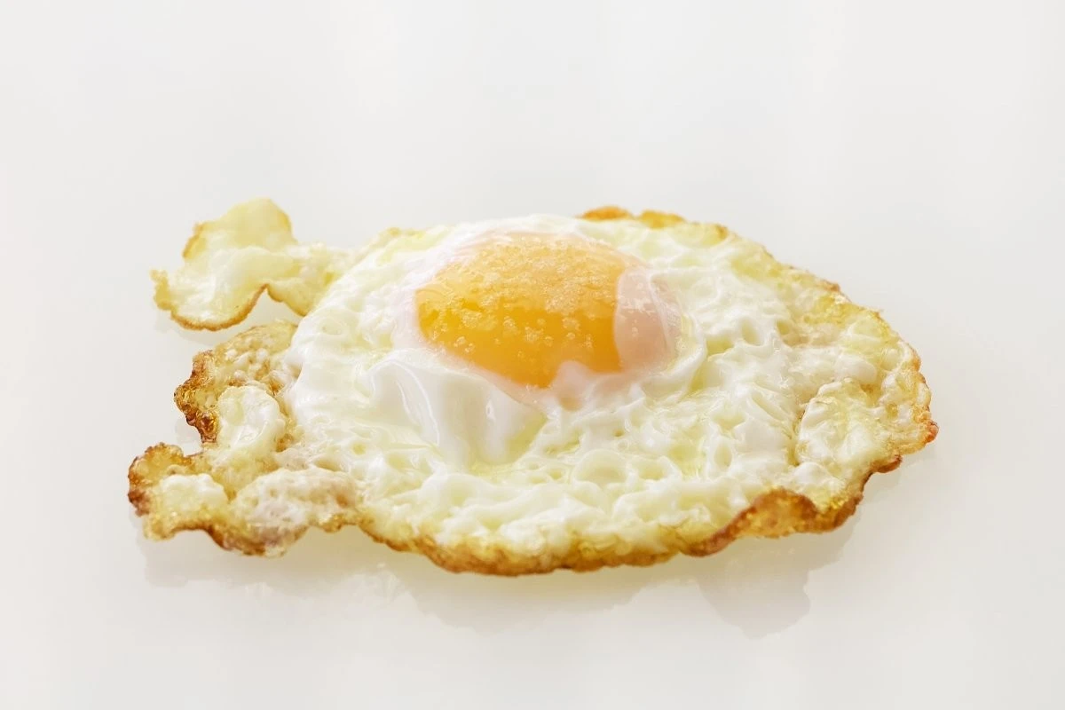 El secreto del vinagre: huevos fritos perfectos, redondos y uniformes en segundos - image 1
