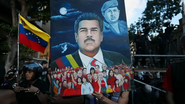 Mujer protesta con un afiche de Maduro