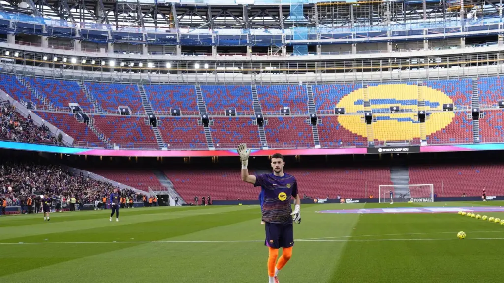 Joan García, calentando en el Camp Nou