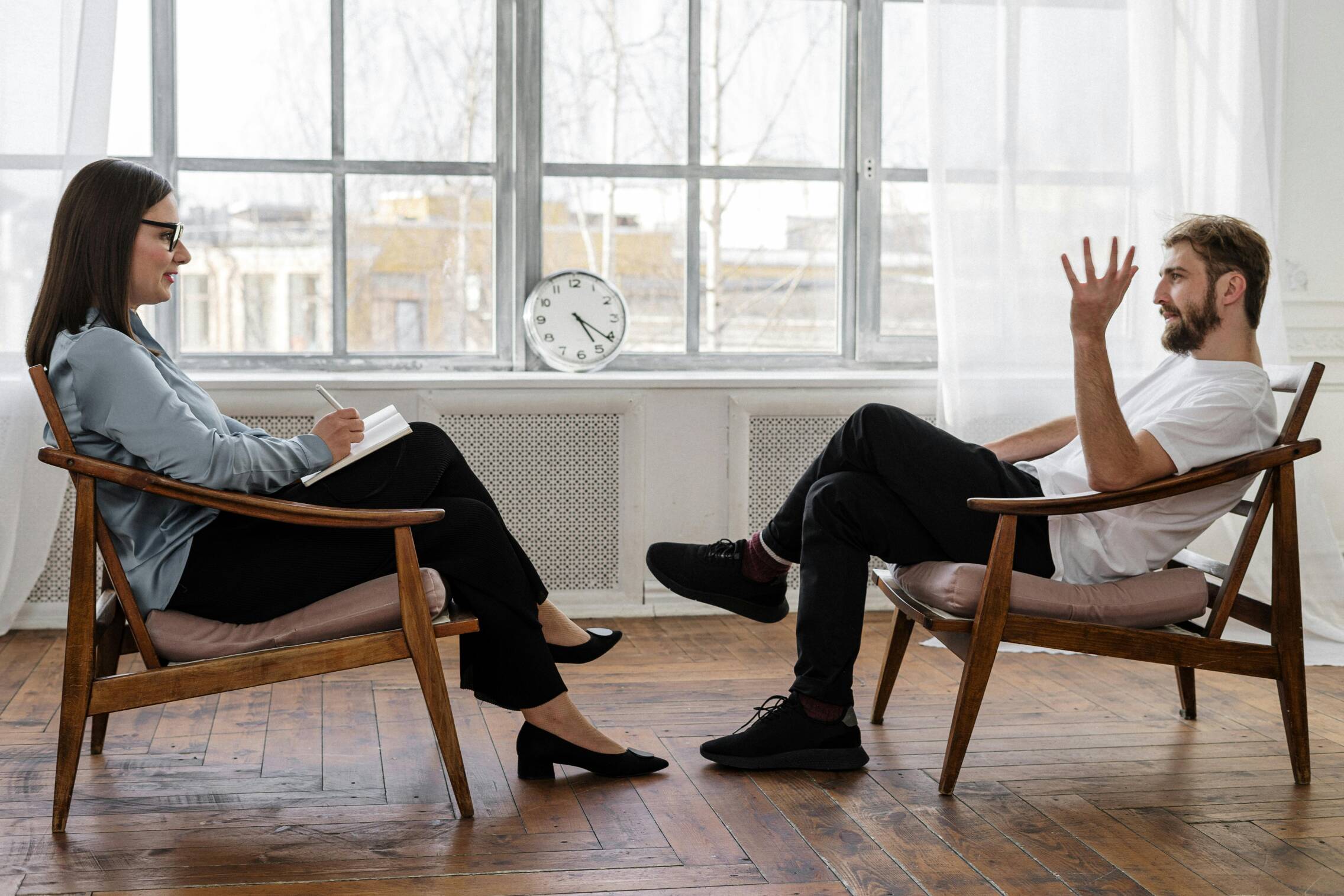 Foto: Parpadear menos durante una conversación indica mayor esfuerzo cognitivo y atención (Pexels).