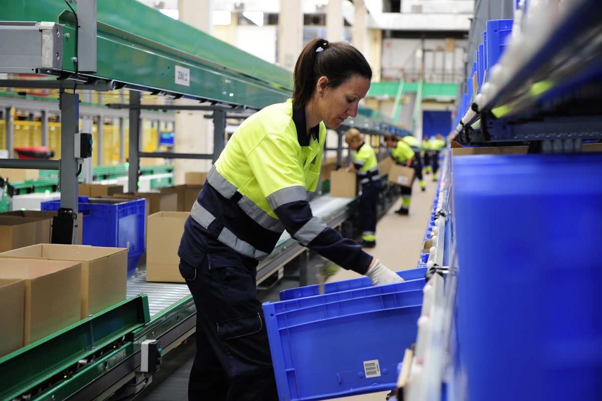 Trabajadora en una fábrica (Europa