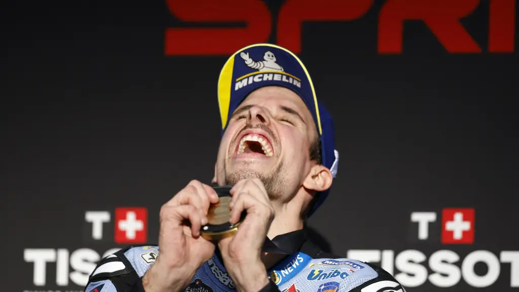 Álex Márquez celebra su victoria en la carrera al sprint, en el circuito portugués de Portimao.
