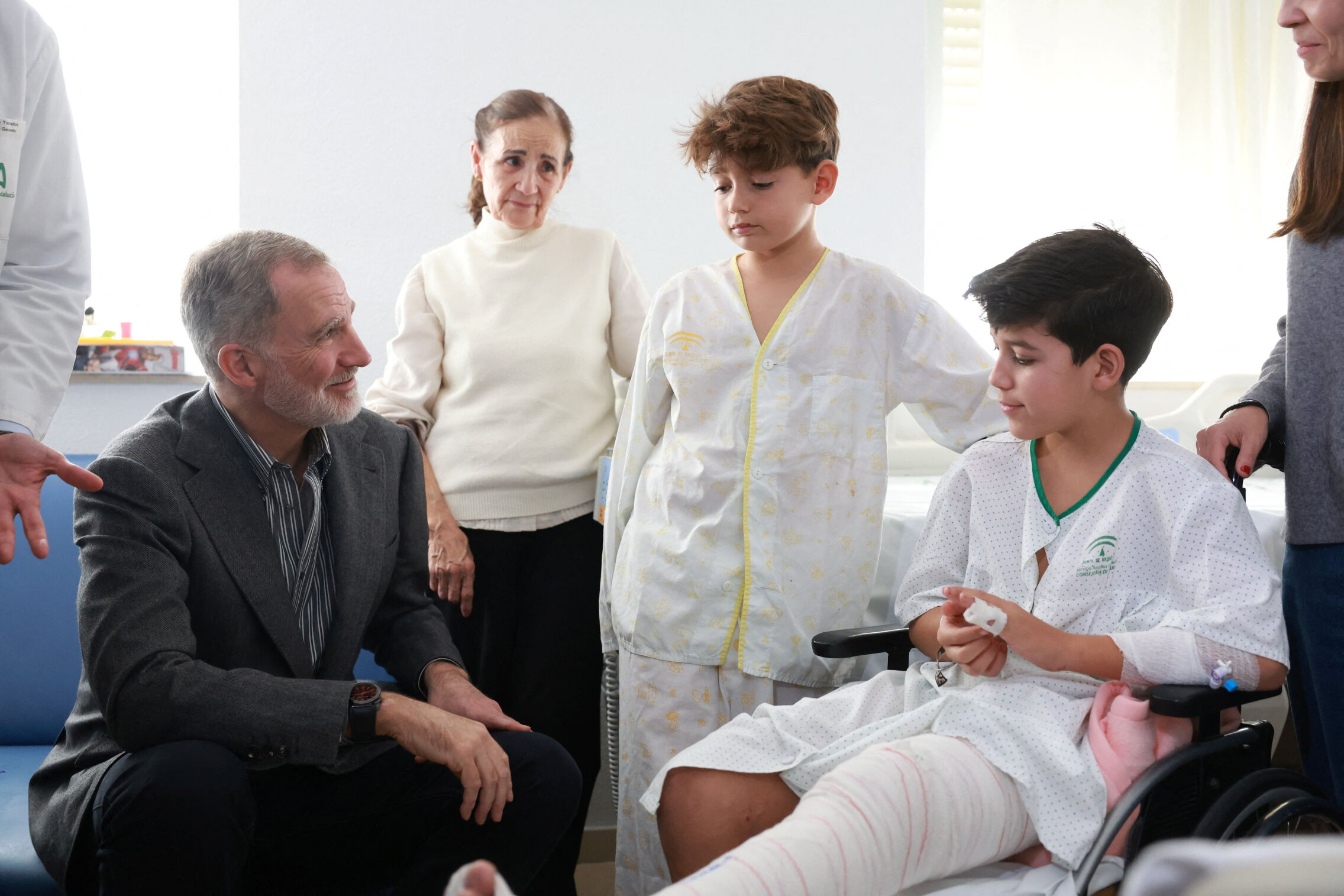 Foto: El rey Felipe visita a afectados por el accidente de Adamuz en el Hospital Reina Sofía. (Reuters/José Jiménez)
