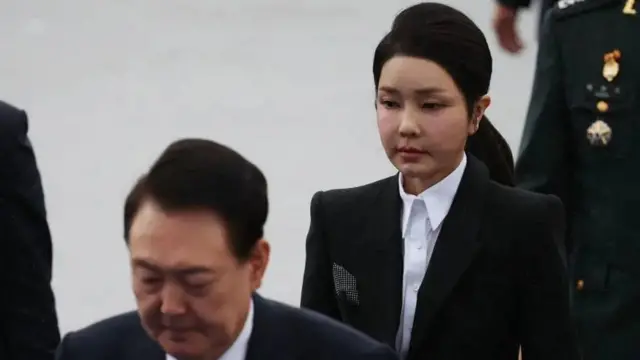 Kim Keon Hee camina detrás de su esposo Yoon Suk Yeol