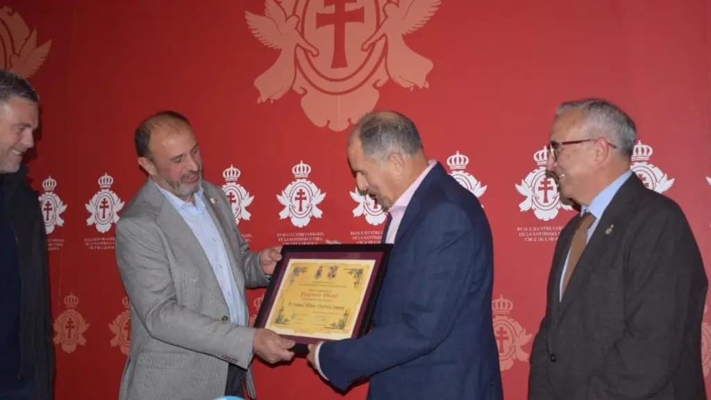 Momento en el que Antonio Reinón entrega el nombramiento a Manuel Alfonso Guerrero, en el acto de designación del pregonero 2026
