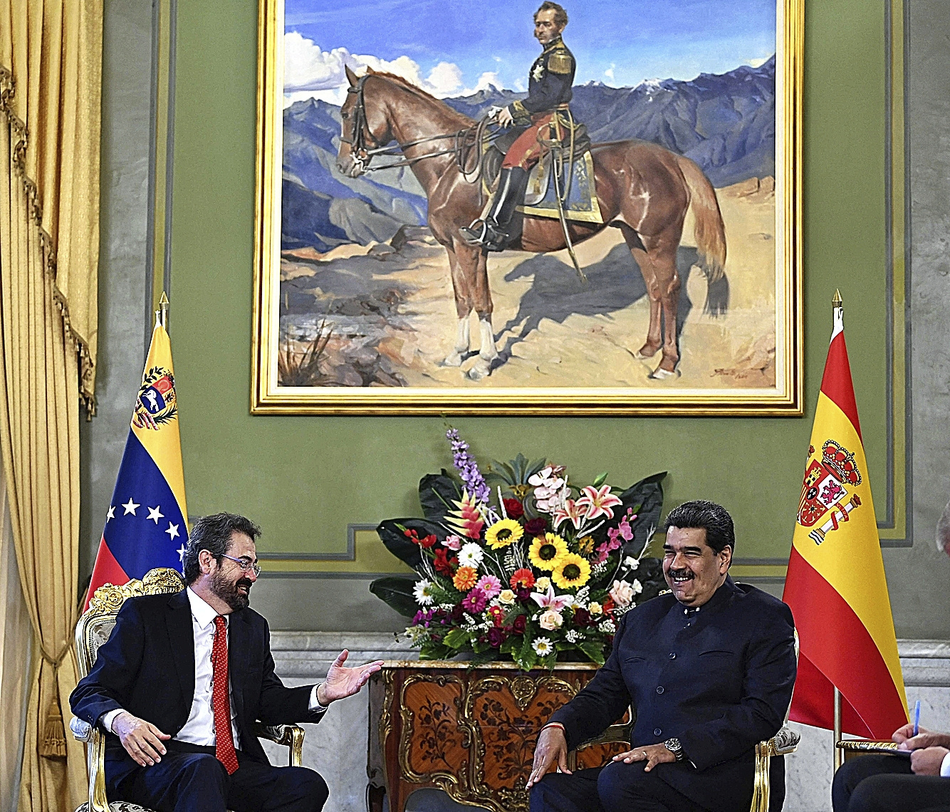 A la izquierda, Santos conversa con Nicolás Maduro en un encuentro en el palacio de Miraflores el 24 de enero de 2023
