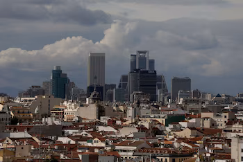 Las nubes pasan por encima