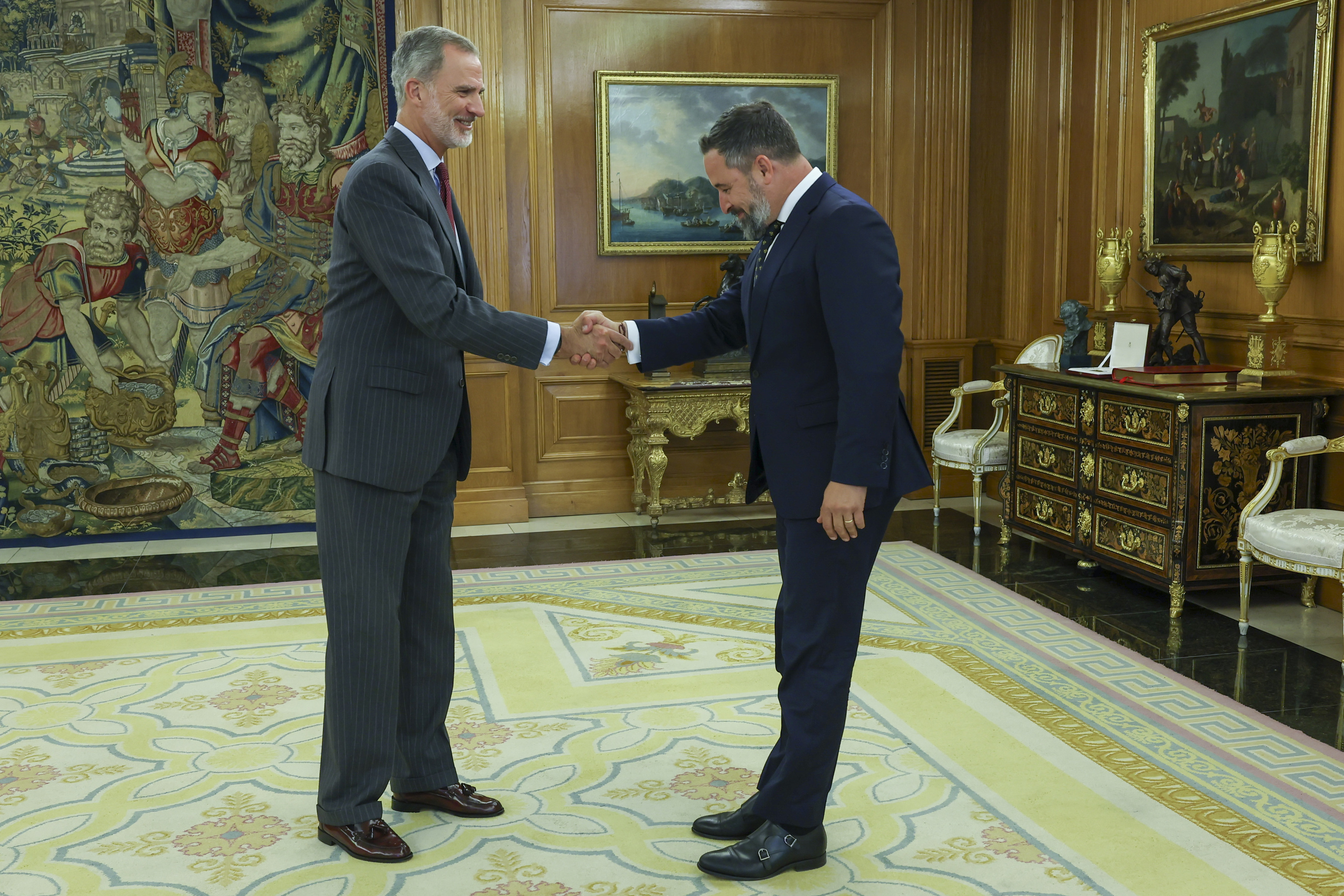 El rey Felipe VI recibe en audiencia al presidente de Vox, Santiago Abascal, en octubre de 2023