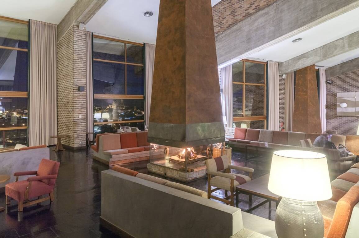 Foto: El Parador en el que tienes que alojarte en invierno, con su chimenea. (Paradores)