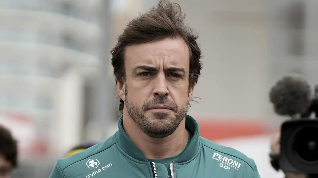 Fernando Alonso paseando por el 'paddock'.
