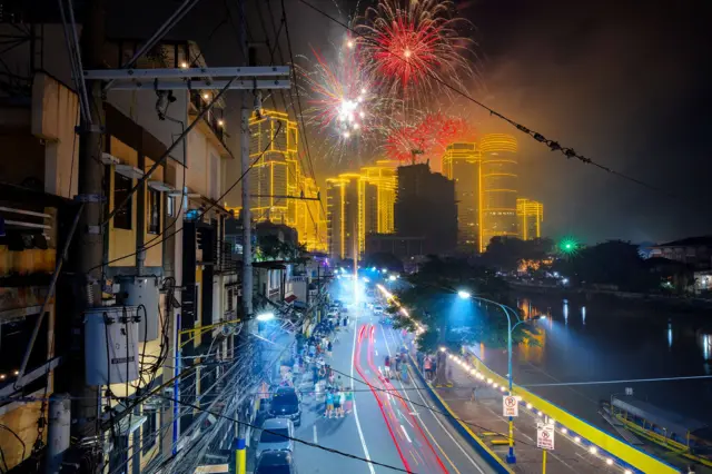 Los fuegos artificiales estallan sobre los rascacielos durante las celebraciones de Año Nuevo en Makati, Metro Manila, Filipinas.